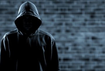 Νεαροί στο Μπραχάμι «κατεβάζουν» πόρτα καφετέριας - Αρπαξαν την ταμειακή και μύλους καφέ [βίντεο]