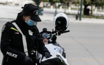 Νεαρή αστυνομικός τραυματίστηκε σε τροχαίο με μηχανή κατά τη διάρκεια επιχείρησης στη Βούλα