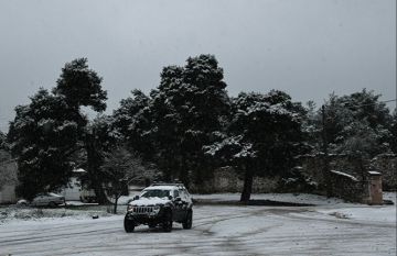 Χιόνια και στην Αττική: Κλειστοί δρόμοι σε Πάρνηθα, Πεντέλη και Υμηττό