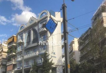 Νέος Κόσμος: Τέντα ξενοδοχείο στην Ηλία Ηλιού αποκολλήθηκε και «απειλεί» να πέσει στον δρόμο 