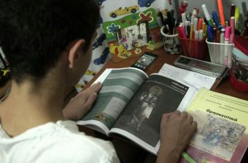 Η Πανελλήνια Ένωση Θεολόγων καλεί τους εκπαιδευτικούς να μη διδάξουν τα Θρησκευτικά- Με διώξεις απειλεί ο Γαβρόγλου