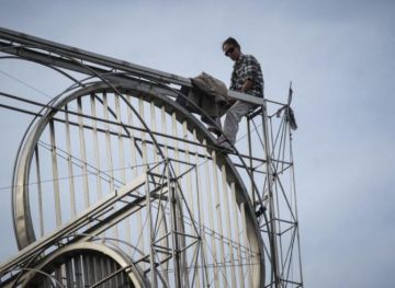 Άνδρας απειλεί να πέσει από το γλυπτό στην Ομόνοια