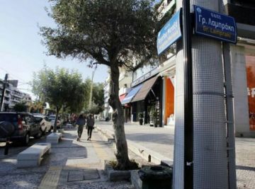 Γλυφάδα: Βάζουν πλαστικά δίχτυα στις κολώνες για να καταπολεμήσουν την αφισορύπανση 