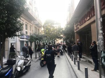 Συμβαίνει τώρα: Φωτιά σε μαγαζί στην οδό Κολοκοτρώνη