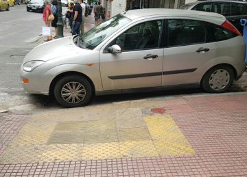 ΕΛΕΟΣ: 687 παραβάσεις για παρεμπόδιση ραμπών διάβασης και στάθμευση σε θέσεις στάθμευσης, ατόμων με αναπηρία.