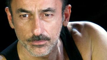 Ξεκινά η προπώληση για την πολυαναμενόμενη παράσταση του Δημήτρη Παπαϊωάννου [εικόνες]