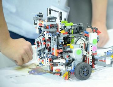 Eλληνική ομάδα Δημοτικού σχολείου,  κατέκτησε το χρυσό μετάλλιο στην Ολυμπιάδα Ρομποτικής στην Ταϋλάνδη.