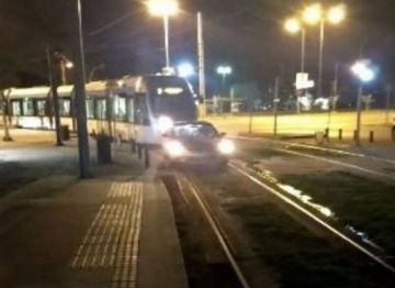 Γλυφάδα: Πάρκαρε με αλάρμ στις γραμμές του τραμ (vid)