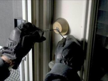 Π. Φάληρο: Ντύθηκαν Αϊ-Βασίληδες και πήγαν να ληστέψουν σπίτι.