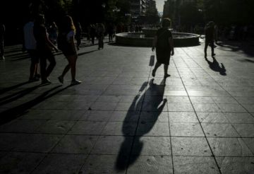 Βόμβα από τον ΣΕΒ: Ο κατώτατος μισθός μειώνεται κατά 111? τον μήνα - Η «παγίδα» στον νόμο που επικαλείται