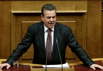 Πετρόπουλος σε μαθητές: ''Πριν τον ΣΥΡΙΖΑ οι άνθρωποι έτρωγαν από τα σκουπίδια -Είχαν εξαφανιστεί οι γάτες και οι σκύλοι''.