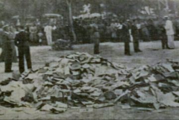 Το κάψιμο των βιβλίων (του Δημήτρη Καμπουράκη - Μια σταγόνα ιστορίας)