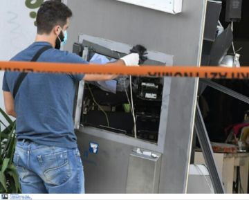 Άγνωστοι ανατίναξαν ΑΤΜ στη Γλυφάδα -  Πήραν δύο κασετίνες με χρήματα