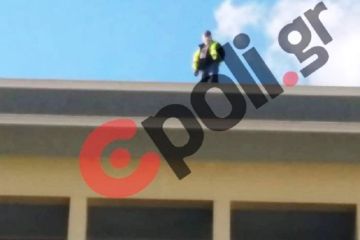 Συμβασιούχος απειλεί να αυτοκτονήσει από τον όγδοο όροφο του υπ. Εσωτερικών