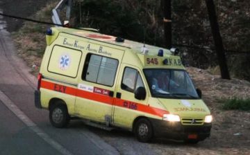 Σοβαρό τροχαίο στον Ωρωπό - Αυτοκίνητο καρφώθηκε σε δέντρο