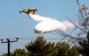 Άνοιξαν οι δρόμοι στον Υμηττό, μάχη της πυροσβεστικής να μη φτάσει η φωτιά στο δάσος Καισαριανής