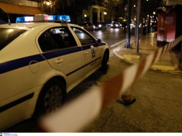 «Μπούκαραν» με αυτοκίνητο σε γνωστό κατάστημα στην Καλλιθέα - Πήραν λάπτοπ και κινητά πριν εξαφανιστούν