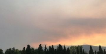 Γέμισε καπνό η Αττική από τη μεγάλη φωτιά στην Εύβοια  - Εντονη οσμή καμένου 