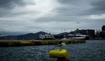 Πτώση ΙΧ οχήματος στο λιμάνι του Πειραιά, καλά στην υγεία τους οι δύο επιβαίνοντες  