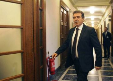 Πέταξαν τρικάκια στο σπίτι του Χρυσοχοΐδη στην Καλλιθέα