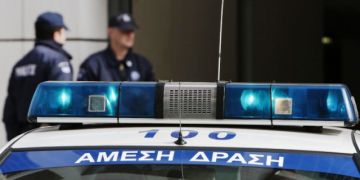 Μενίδι: Εισβολή με ΙΧ σε κατάστημα κινητής τηλεφωνίας