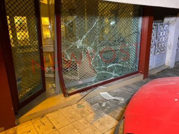 «Ντου» ληστών με ΙΧ σε κοσμηματοπωλείο στη Δάφνη - Άρπαξαν κοσμήματα και ρολόγια.
