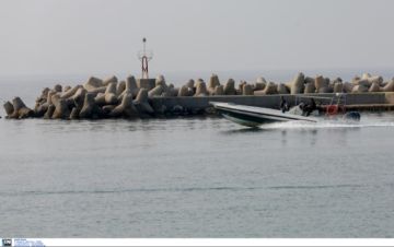 Θρίλερ με τρεις σέρφερ στην παραλία του Σχοινιά