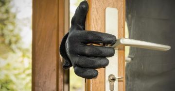 Συνελήφθη 24χρονος αλλοδαπός για κλοπές από οικίες στην περιοχή της Γλυφάδας