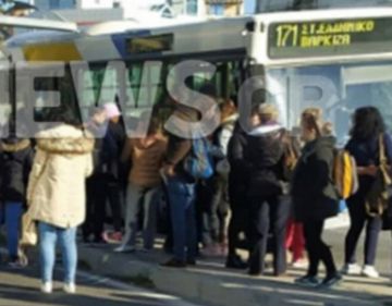 Τρόμος στη Γλυφάδα! Λεωφορείο έπεσε πάνω σε στάση