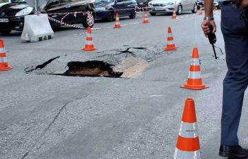Καθίζηση σε δρόμο στο Παλαιό Φάληρο - Έχει διακοπεί η κυκλοφορία