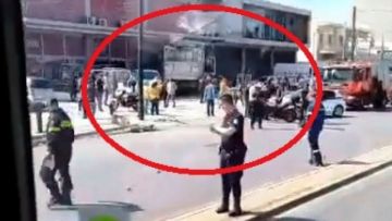 Φορτηγό εισέβαλε σε κατάστημα - Κλειστή η Πειραιώς