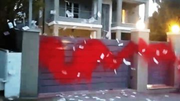 Παρέμβαση του Ρουβίκωνα στο σπίτι του Ευαγγελάτου και της Στεφανίδου στην Κηφισιά