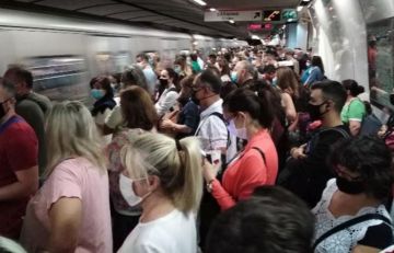 Να πώς θωρακίζεται η Αττική από τον Covid-19 -  Σαν τις σαρδέλες οι άνθρωποι στο Μετρό Συντάγματος