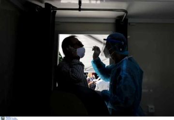 Κορονοϊός: Ηφαίστειο που ''βράζει'' η Αττική - Οι μισοί ασθενείς είναι κάτω από 40 ετών