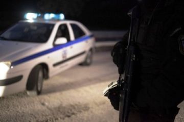 Μάχη στα Εξάρχεια – Οι ληστές πυροβόλησαν αστυνομικούς και τράκαρα το περιπολικό!