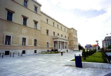 Ωραίες δουλίτσες από τους υπαλλήλους της Βουλής! Αιρετοί άρχοντες και με μισθό
