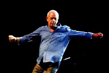 ΡΟΖΑ. Το ξεχασμένο τραγούδι του Μικρούτσικου που όλοι απέρριπταν, έγινε ύμνος από τον Δημήτρη Μητροπάνο