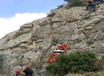 Τραυματισμένος άνδρας απεγκλωβίστηκε στην περιοχή Προφήτης Ηλίας του δήμου Γλυφάδας.