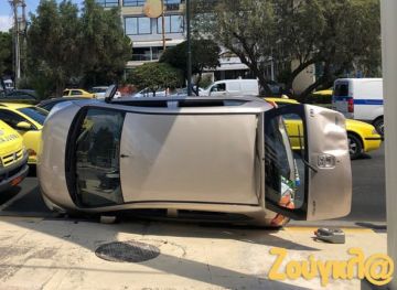 Σοβαρό τροχαίο ατύχημα στη Γλυφάδα - Αναποδογύρισε ΙΧ