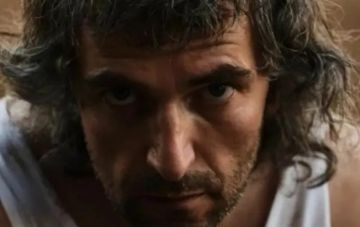 Άρης Σερβετάλης: Διέκοψε παράσταση επειδή δεν δέχεται να παίζει μόνο σε εμβολιασμένους