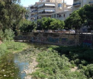 Μετά από 18 χρόνια αναμονής και κατόπιν συντονισμένων ενεργειών της Περιφέρειας, ξεκινά η οριοθέτηση του ρέματος της Πικροδάφνης