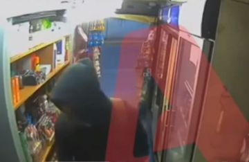 Ηλιούπολη: Τρόμος για νεαρή υπάλληλο περιπτέρου - Εβγαλε μαχαίρι και τη λήστεψε [βίντεο]