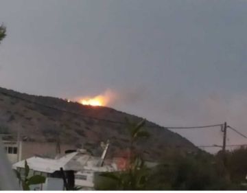 Φωτιά στη Βάρη - Ξεκίνησε από κεραυνό