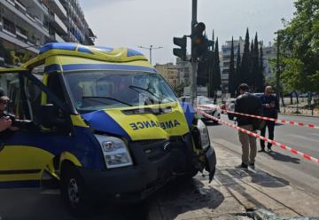 Παγκράτι: Ιδιωτικό ασθενοφόρο έπεσε σε κολώνα φωτισμού - Τρεις τραυματίες