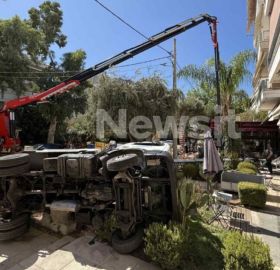Γλυφάδα: Γερανοφόρο έπεσε σε καφετέρια. ''Ζούμε από θαύμα''
