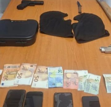 ''Άγουρη'' συμμορία άδειαζε πρακτορεία τυχερών παιχνιδιών απειλώντας με όπλα: Εργαζόμενος μέσα στους δράστες