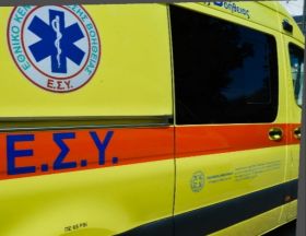 Σοβαρά τραυματίας μοτοσικλετιστής μετά από τροχαίο με ταξί στη Βούλα