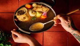 Η συνταγή της ημέρας, Τρίτη 17 Φεβρουαρίου 2026: ''Ζωμός με μεδούλι από την Εύη Βουτσινά''