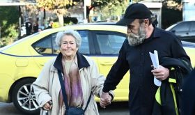 Πέθανε η μητέρα του Κωνσταντίνου Πολυχρονόπουλου – Πρόσφατα παραπέμφθηκαν σε δίκη για τις δωρεές στον ''Άλλον Άνθρωπο''