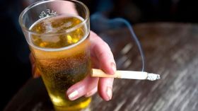 Υποχρεωτικά με ταυτότητα θα γίνεται η αγορά προϊόντων καπνού και αλκοόλ